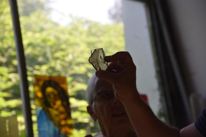 Un verre peint vu à la lumière du jour