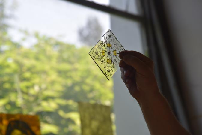 Un verre peint vu à la lumière du jour