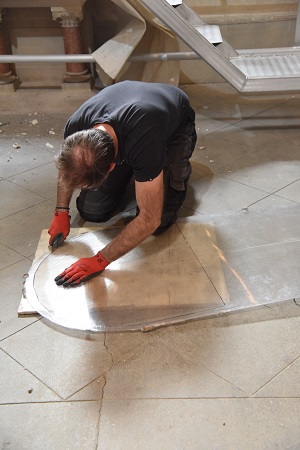 Découpe de la feuille de polycarbonate alvéolé transparente