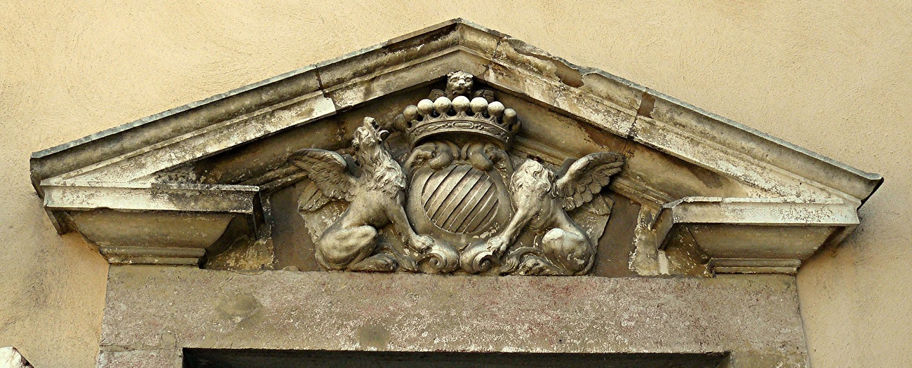 Fronton de la porte de la maison de Beaurepaire