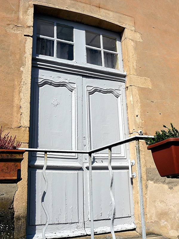 Porte de la maison de Chastenay de Lanty