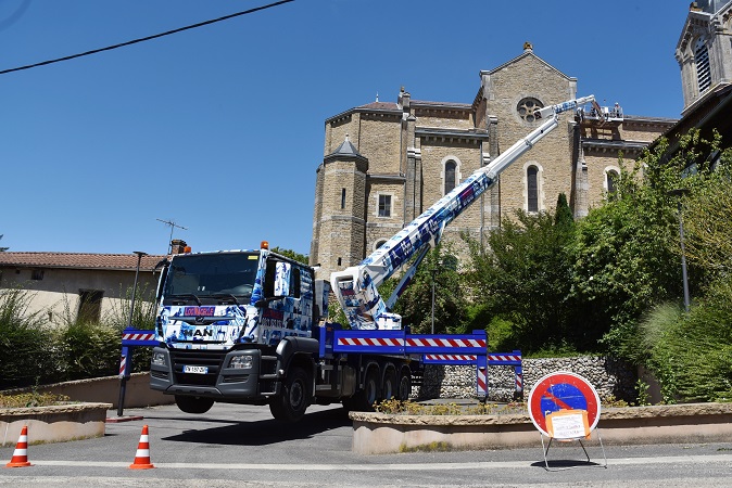 L’expertise De la toiture avec la nacelle