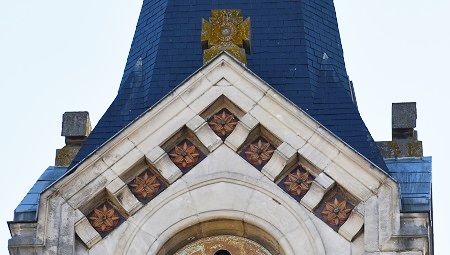 Céramiques du haut du clocher